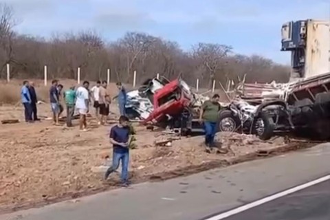 Acidente envolvendo carreta e caminhão na BR-116 em Russas deixa uma pessoa morta e outra ferida