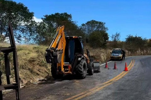 Ladeira dos Tucuns é interditada para remoção da carreta que tombou em Crateús-CE