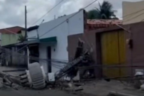 Poste cai após ser atingido por caminhão e afeta fornecimento de energia em bairros de Fortaleza-CE