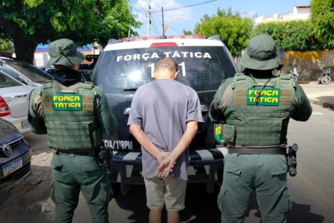 Idoso é preso acusado de construir campo de futebol em casa para atrair e assediar crianças