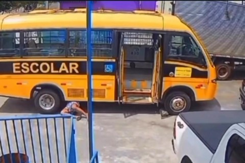 Mecânico tem livramento ao não ser esmagado por ônibus escolar