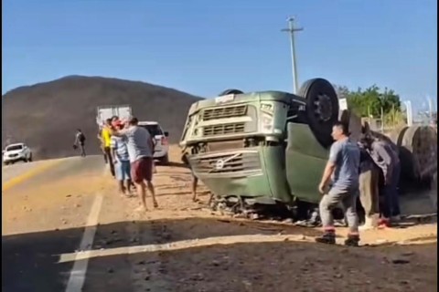 Mulher morre após capotamento de caminhão na CE-371, entre Solonópole e Jaguaretama
