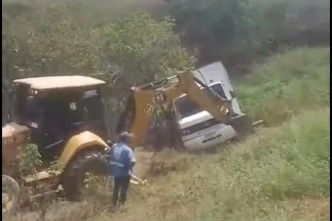 Caminhão baú desce ribanceira na zona rural de Quixeramobim-CE; ninguém ficou ferido"