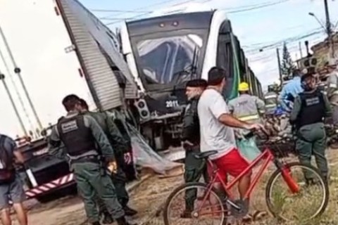 Caminhão-baú colide com VLT em cruzamento em Fortaleza-CE