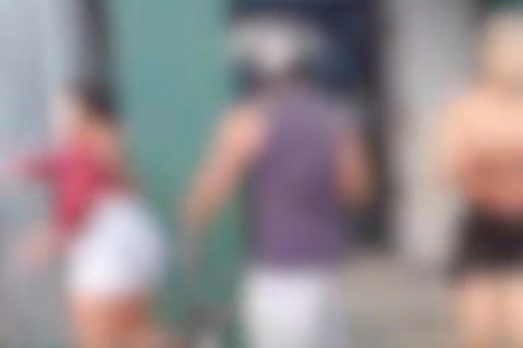 Mulheres embriagadas brigam por ciúme em saída de bar e acordam moradores