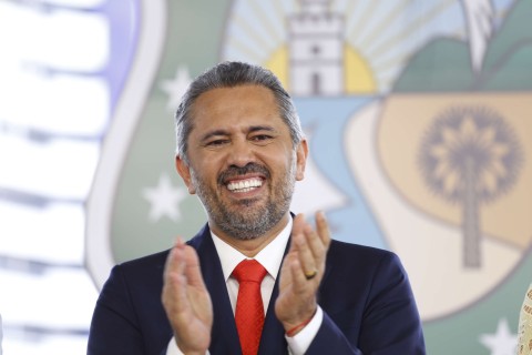 Pesquisa aponta aprovações de 71% Ao governo Elmano de Freitas no Ceará