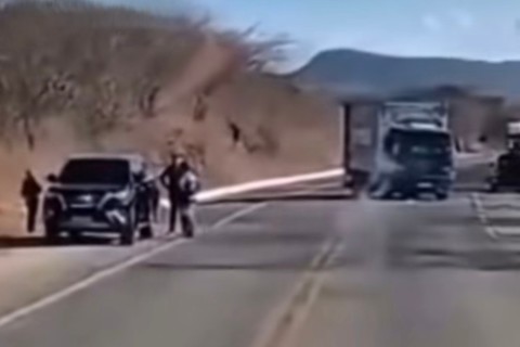 Colisão entre caminhão e caminhonete é registrada na BR-020, em Canindé