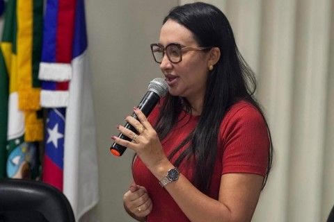 Prefeita Neila Vitoriano participa de sessão da Câmara Municipal