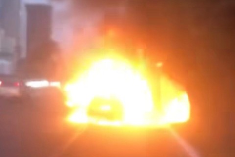 Homem salva mãe e bebê de carro em chamas