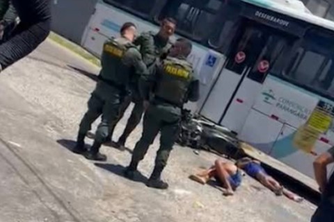 Dupla comete homicídio, tenta fugir e colide contra Ônibus