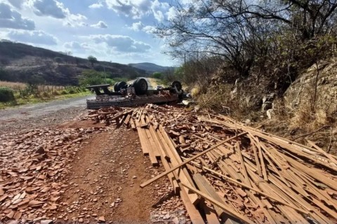 Caminhão capota na BR-226 em Pedra Branca-CE