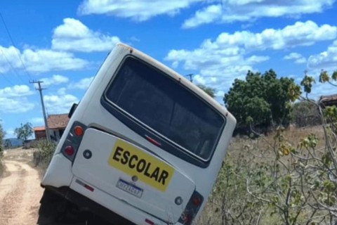 Ônibus escolar sucateado quase capota em parede de açude na zona rural de choró no Ceará