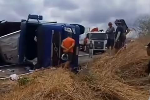 Carreta tombada em Ipaumirim no Ceará, população raqueia carga