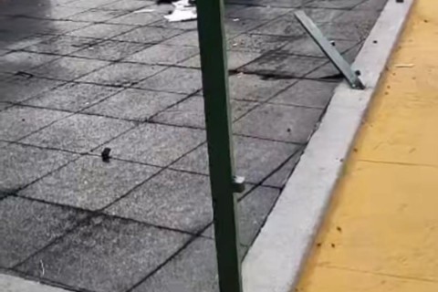 Carro invade calçada e derruba muro da Brinquedopraça dos Pereiros, em Santa Quitéria no Ceará