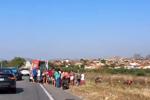 Motociclista sofre fratura exposta em grave acidente na BR-122, em Quixada-CE