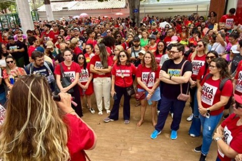 Professores da rede municipal de Fortaleza paralisam atividades; aulas estão suspensas