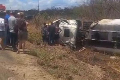 Caminhão-tanque carregado de combustível tomba no interior do Ceará e motorista fica preso às ferragens