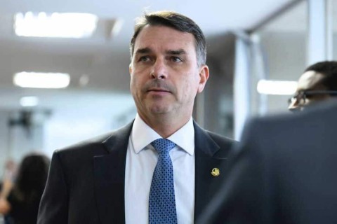 Após visita ao pai, Flávio Bolsonaro deixa recado: “pré-candidatura é irreversível”