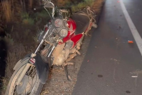 Acidente gravíssimo na CE-403 deixa motociclista em estado crítico após colisão com vaca em Varjota
