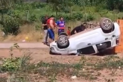 Veículo capota após pneu estourar na BR-222, próximo a Frecheirinha no Ceará