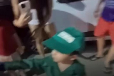 Menino de 3 anos realiza sonho e comemora aniversário com garis em Fortaleza-CE