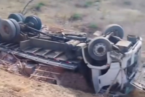 Acidente de trânsito em Mombaça-CE deixa motorista ferido na saída para Acopiara-CE