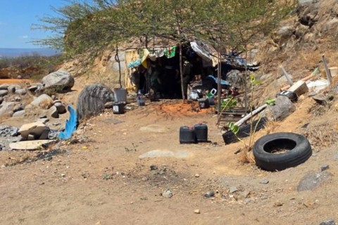 Idoso é resgatado de trabalho onde dormia em barraco, sem água potável e sem comida