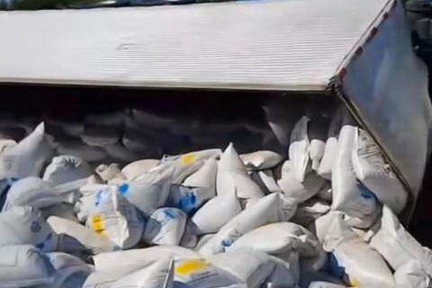 Caminhão carregado de ração para peixe tomba após colisão na CE-085