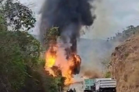 Caminhão carregado com botijão de gás de cozinha, tomba e pega fogo