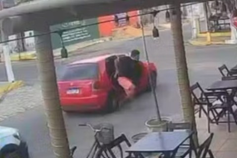 Homem de mãos atadas que pulou de carro em movimento levou polícia a descobrir outros dois sequestrados