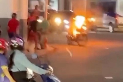 Moto pega fogo em frente a sinal na cidade de Iguatu-CE