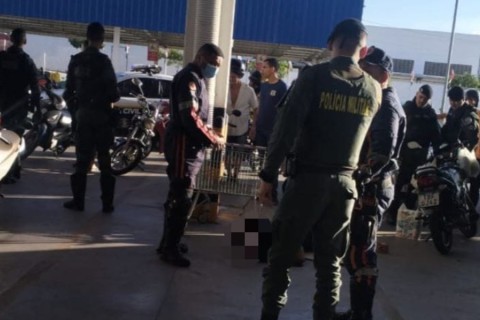 Homem é morto a tiros em estacionamento de atacarejo em Sobral, no Ceará