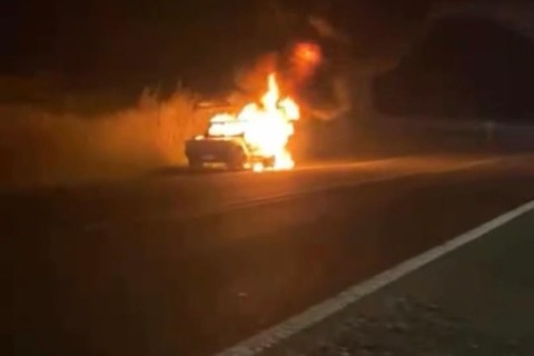 Carro pega fogo na BR 222 em Sobral-CE