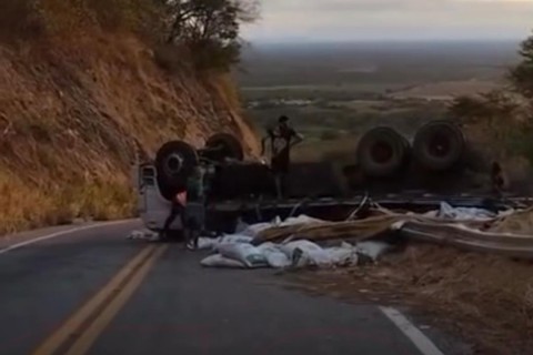 Caminhão que levava ração para peixes capota em ladeira em Crateús, no Ceará