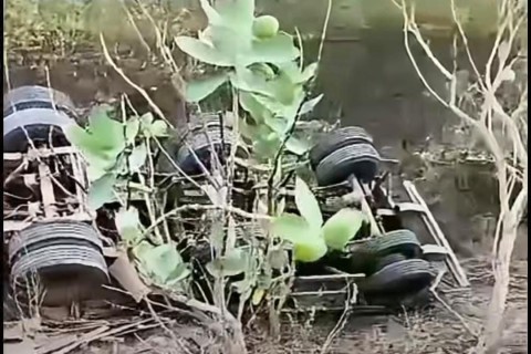 Caminhão carregado com cimento tomba na rodovia entre Crateús-CE o distrito de sucesso