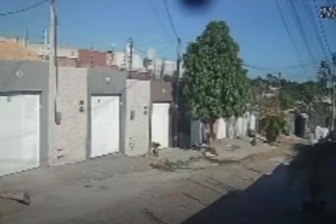 Criminoso invade casa e ameaça criança de 7 anos que estava sozinha