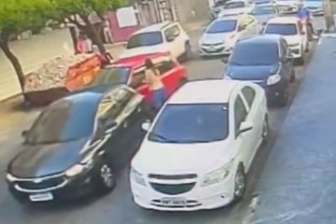 Motorista colide várias vezes de propósito em outro carro e fere condutora durante briga de trânsito