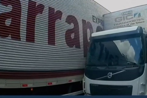 Caminhão perde freio na Serra de Tianguá e colide com outros veículos