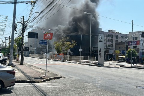 Topic de Caucaia pega fogo na Avenida Bezerra de Menezes, em Fortaleza-CE
