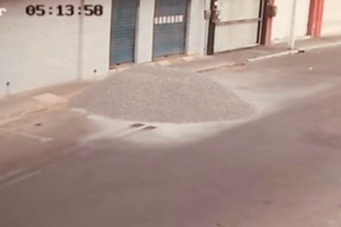 Material de construção deixado em via pública causa tragédia no Cariri