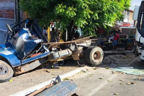 Acidente entre ônibus e carro causa susto em Santana do Acaraú, no Ceará