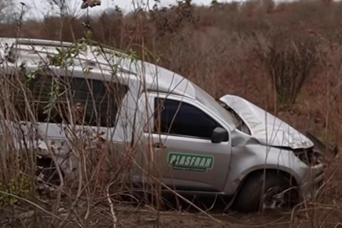 Veículo de funerária desce ribanceira após acidente na BR-222 em Sobral-CE