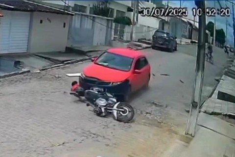 Motorista desgovernado atropela dupla em moto em Limoeiro