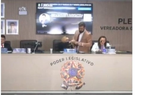 Tensão na Câmara de Tianguá: presidente toma microfone de vereadora, interrompe votação de projeto e ameaça expulsar moradores que o vaiassem