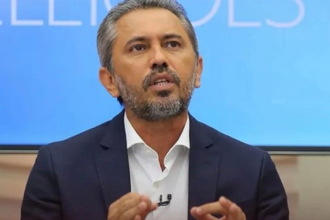 Aprovação do governador Elmano cresce e recebe elogios de deputados no Sertão Central, chegando a 71%