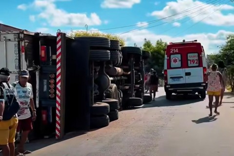 Caminhão carregado de tijolos tomba na cidade de Crateús-CE