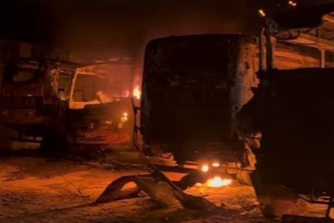 Quatro ônibus escolares são incendiados dentro de escola na Grande Fortaleza-CE