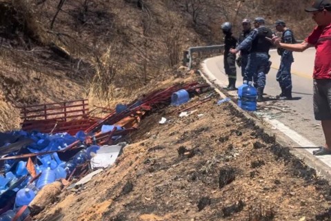 Caminhão tomba na descida da serra de Ipu, no Ceará