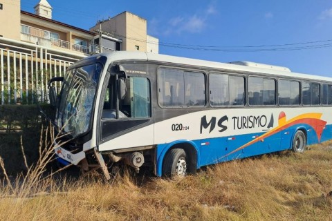 Ônibus desgovernado invade contramão e mata passageiro de moto na Grande Fortaleza-CE