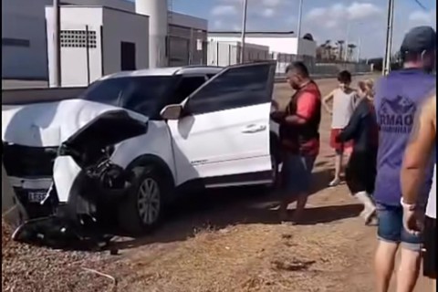 Veículo colide em poste na cidade de Limoeiro do Norte-CE